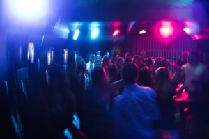 Dlaczego posadzki polimerowe dla barów i klubów nocnych to idealne rozwiązanie?