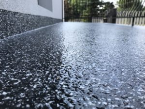 zywica-na-balkon-przyklad-wykonczenia-zblizenie